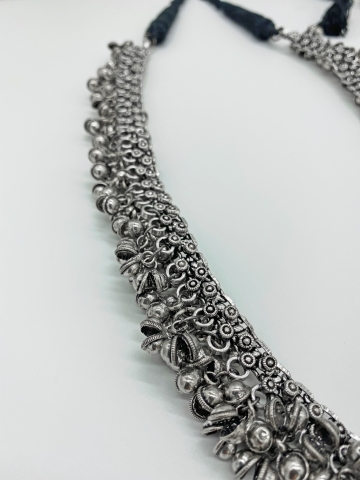 Boho-Halskette "Tala" Details mit silbernen Perlanhängern